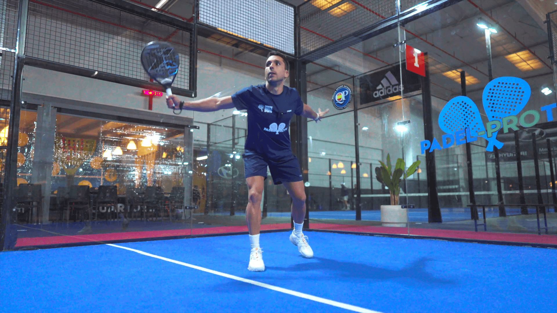 Andrés Britos golpea la pelota