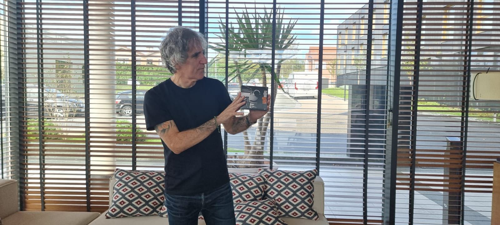 Mikel Erentxun muestra su último disco, 'Septiembre'.