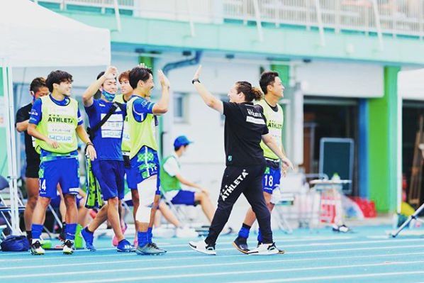  Mila Martínez da instrucciones a sus jugadores del Suzuka.