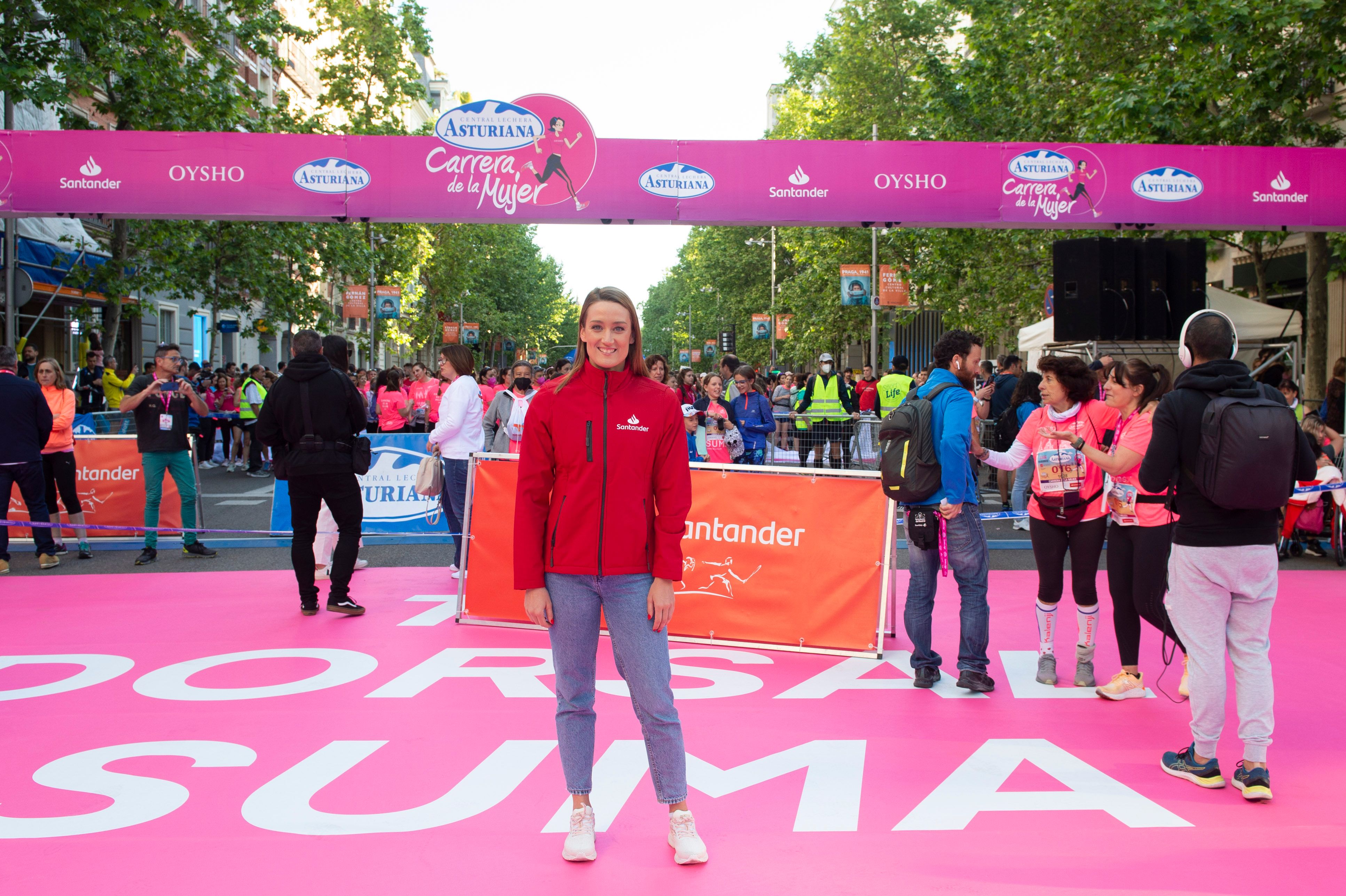 Mireia Belmonte amadrinando la Carrera de la Mujer.