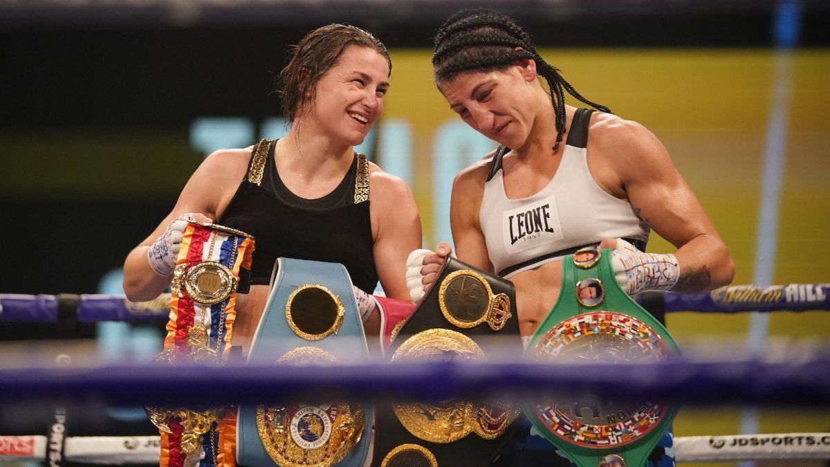  Miriam Gutiérrez entrega a Katie Taylor sus cuatro cinturones.