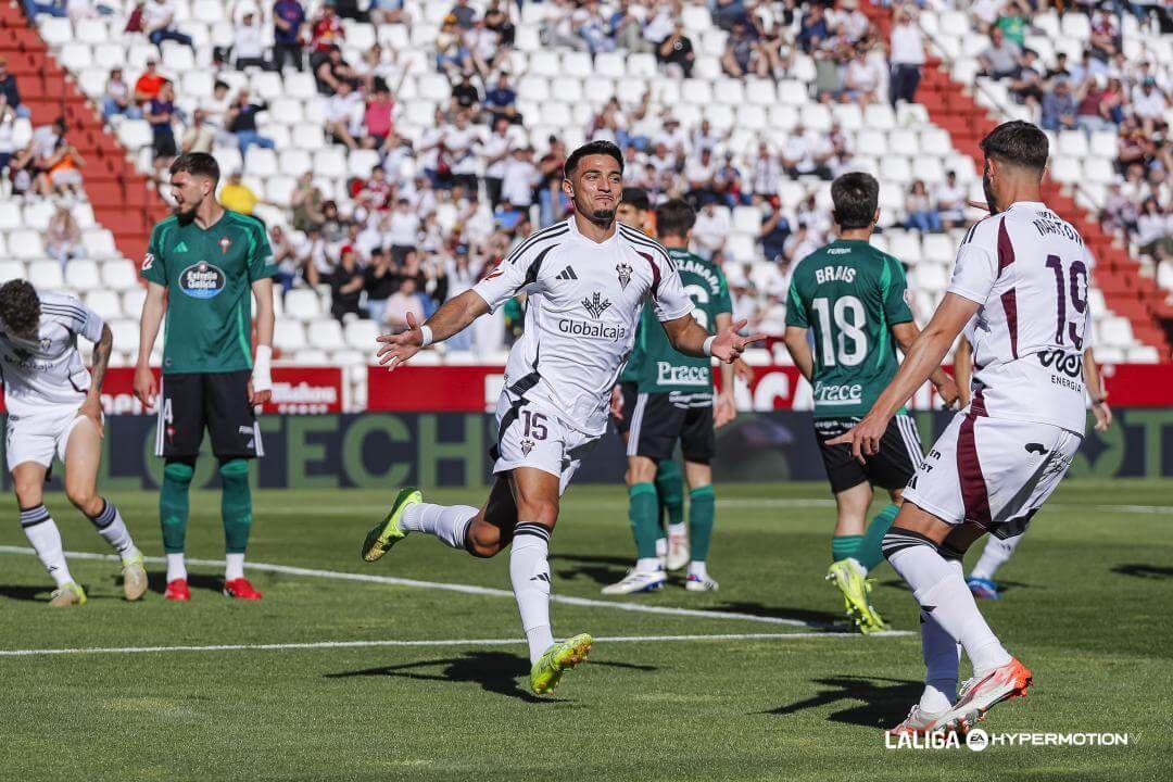  Nabil Touaizi celebra su gol en el Albacete-Racing de Ferrol.
