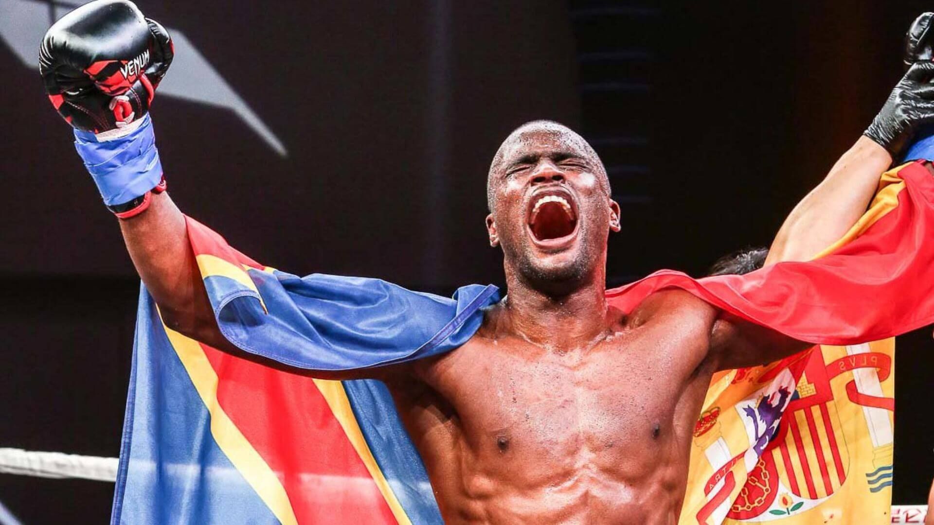  Nayanesh Ayman celebra la victoria en un combate con las banderas de España y el Congo.