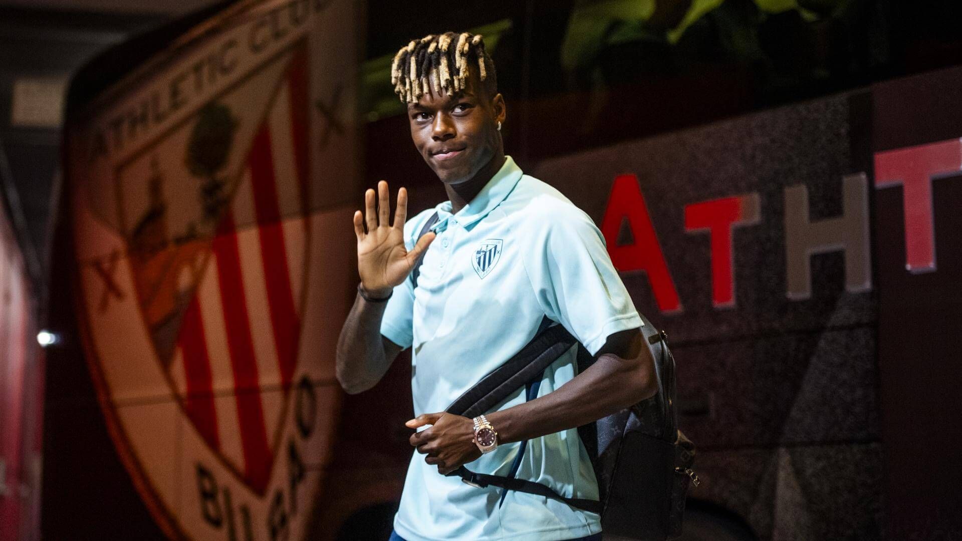  Nico Williams saluda al llegar ante el Sevilla en San Mamés.