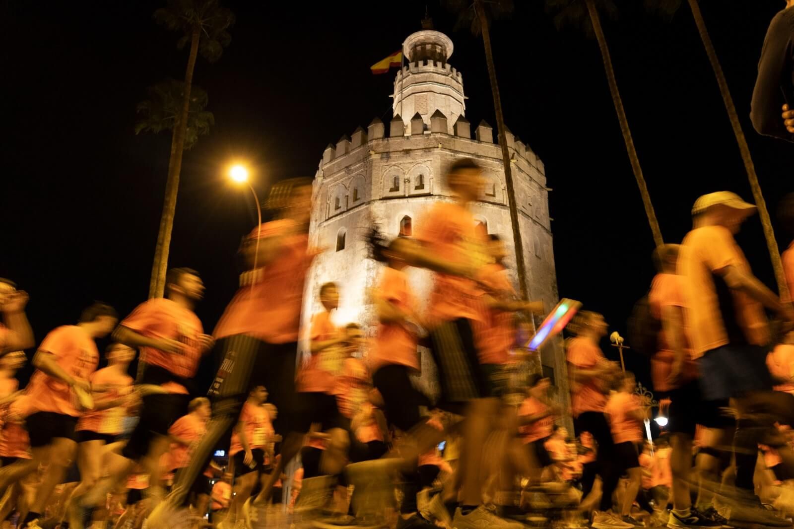  La carrera, a su paso por la Torre del Oro, en una de sus imágenes más icónicas.