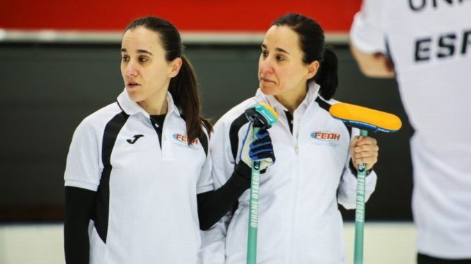  Oihane y su hermana Leire observan una jugada.