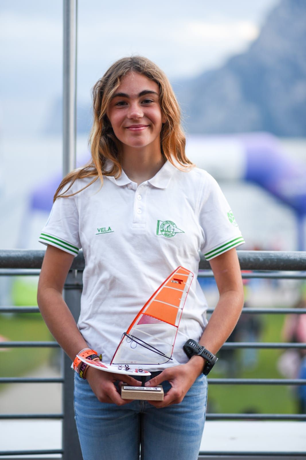 Olivia Sánchez con el trofeo del tercer puesto en la categoría Techno 293
