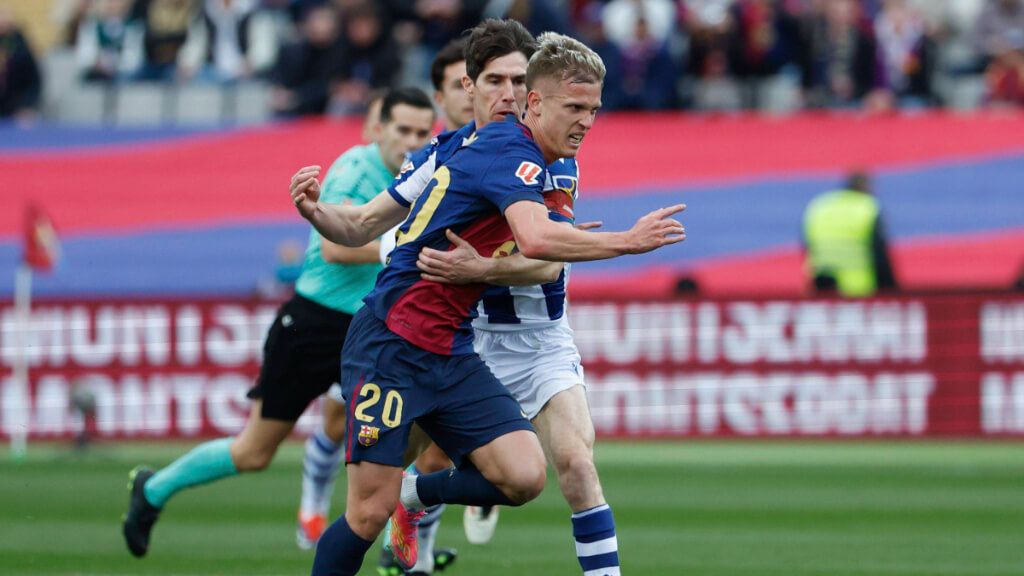  Aritz Elustondo agarrando a Dani Olmo (Fuente: Cordon Press)