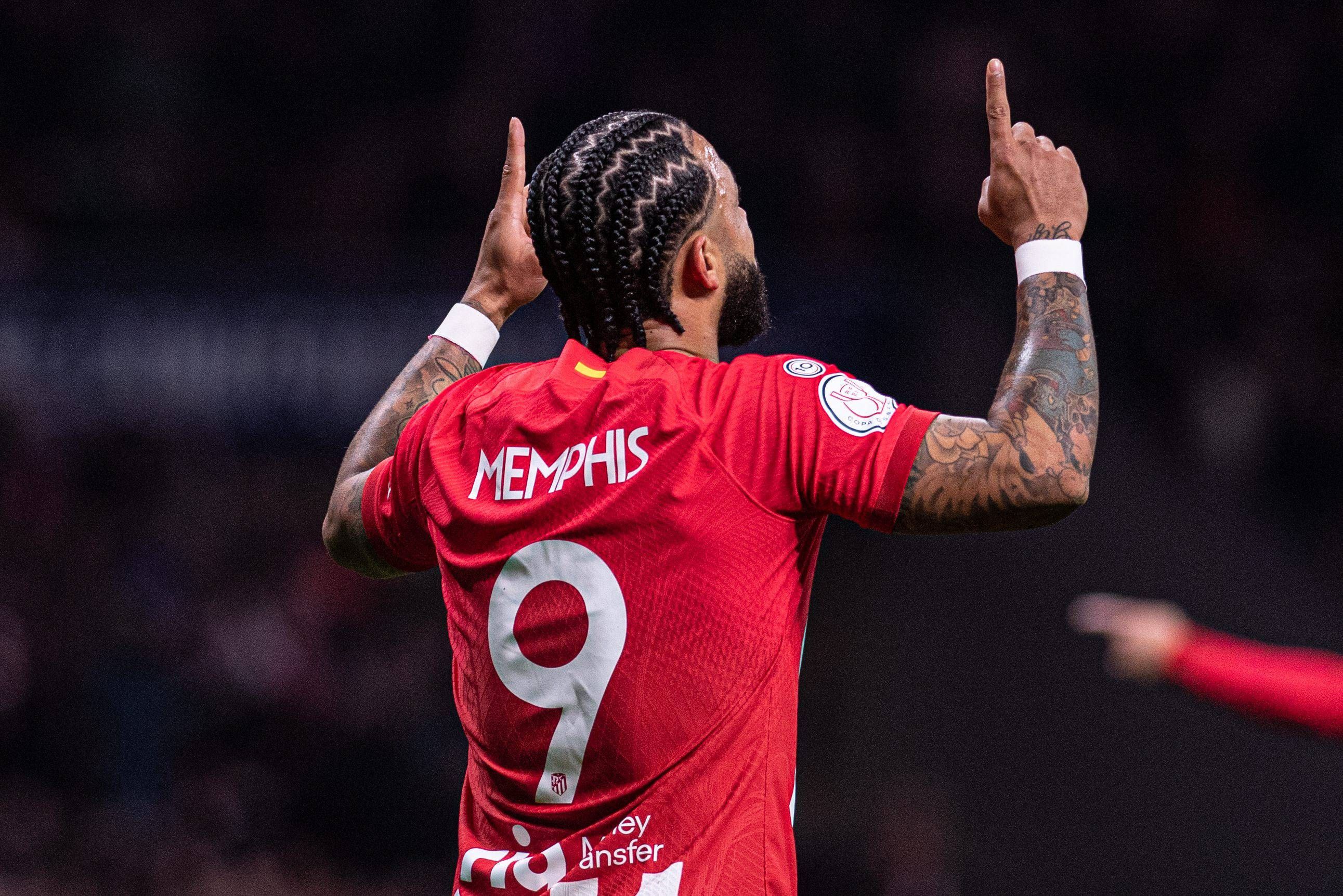  Memphis Depay celebra su gol en el Atlético-Sevilla.