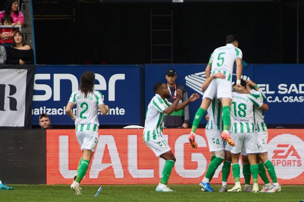 Los jugadores del Betis celebran el gol de Vitor Roque ante Osasuna.