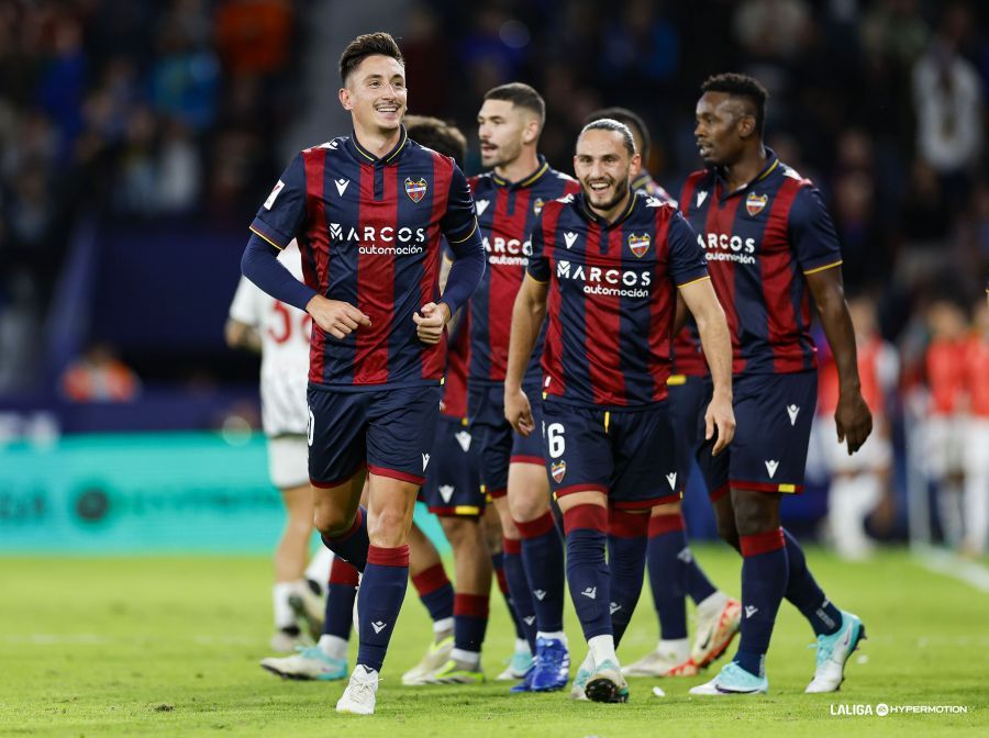 Pablo Martínez celebra su gol en el Levante-Mirandés.