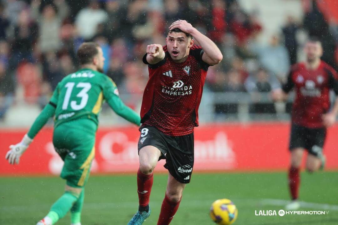 Panichelli celebra su gol en el Mirandés-Oviedo.