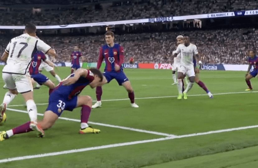 Pau Cubarsí haciendo penalti a Lucas Vázquez en el Clásico.