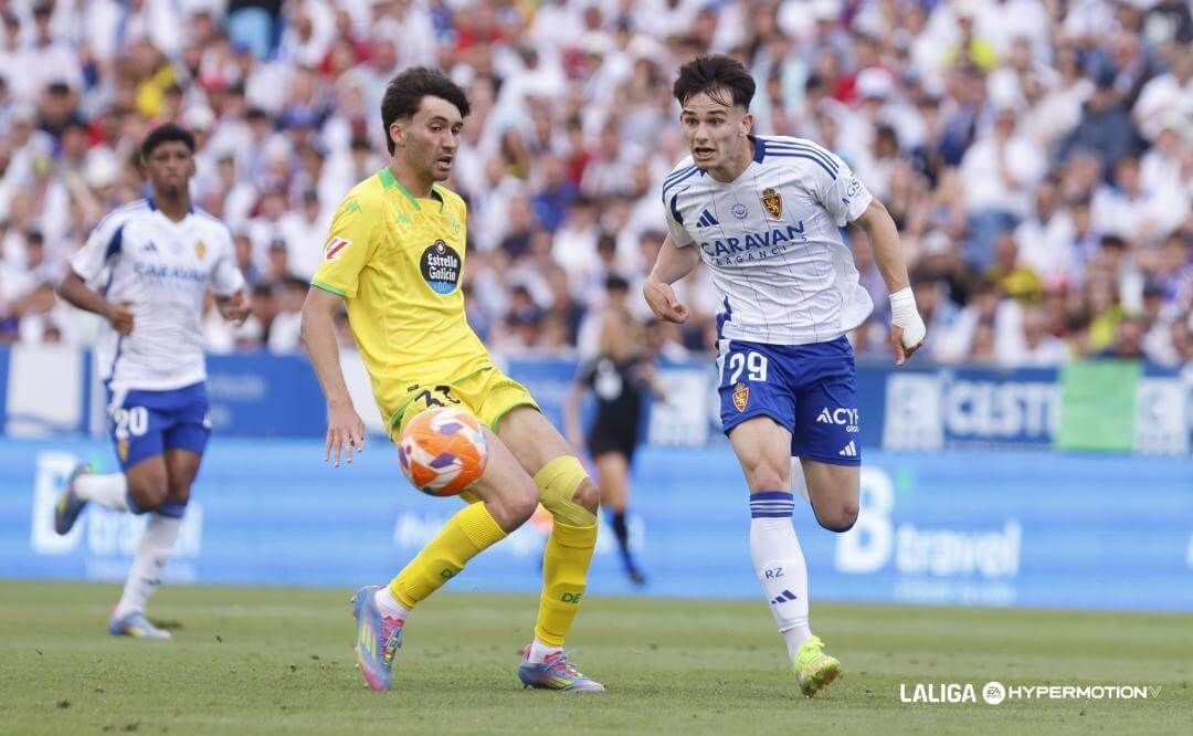 Pau Sans conduce el balón en el Zaragoza-Deportivo.