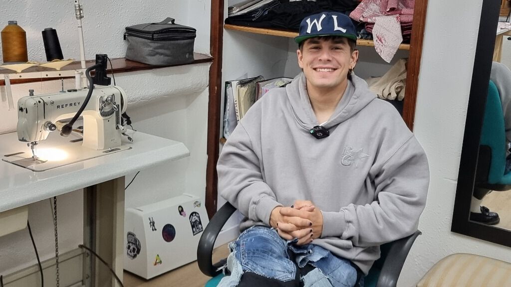  Pau Echaniz recibe a ELDESMARQUE en su taller de costura.