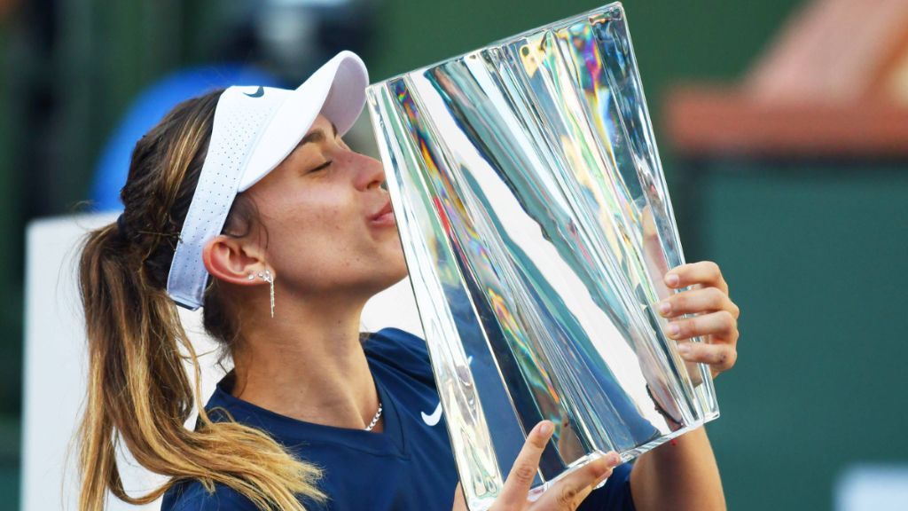 Paula Badosa besa el trofeo de campeona de Indians Wells.