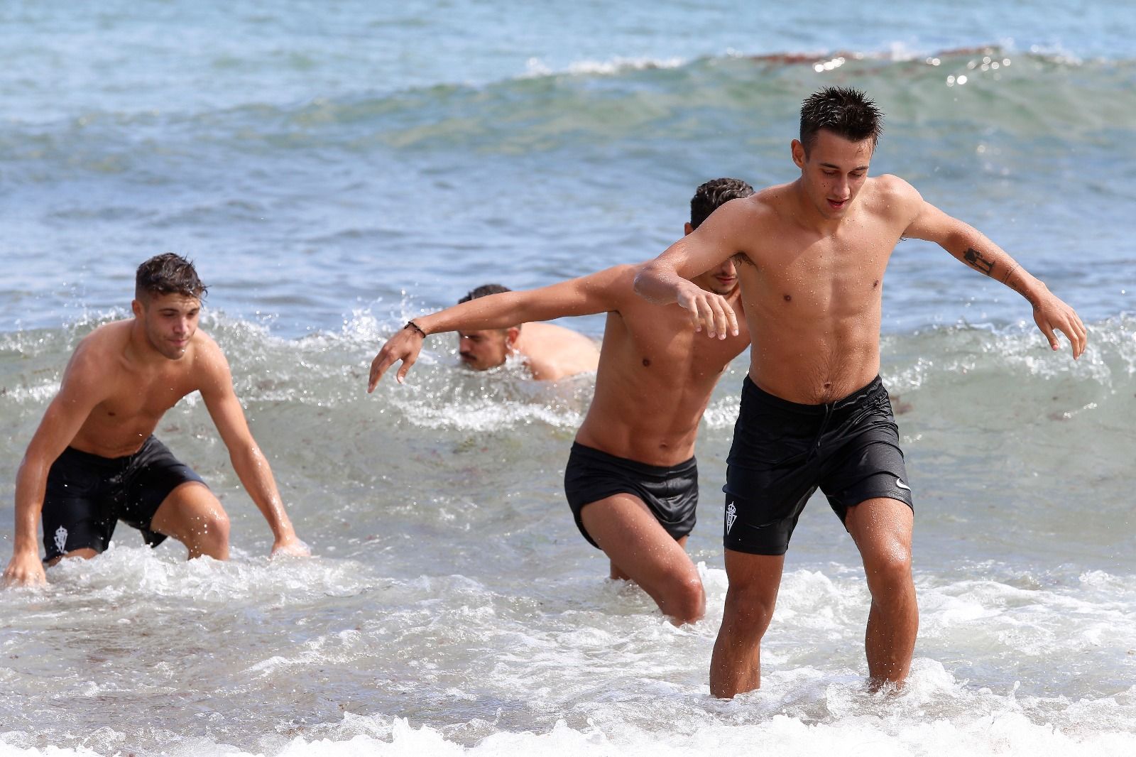  Los futbolistas se bañan en la Playa de Ñora.