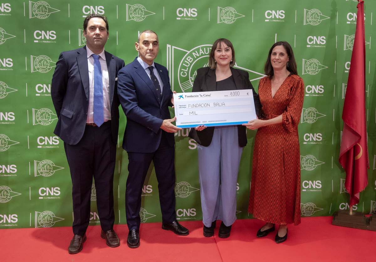 Entrega del cheque de donación del Memorial Ricardo Villena a la Fundación Balia por la Infancia.