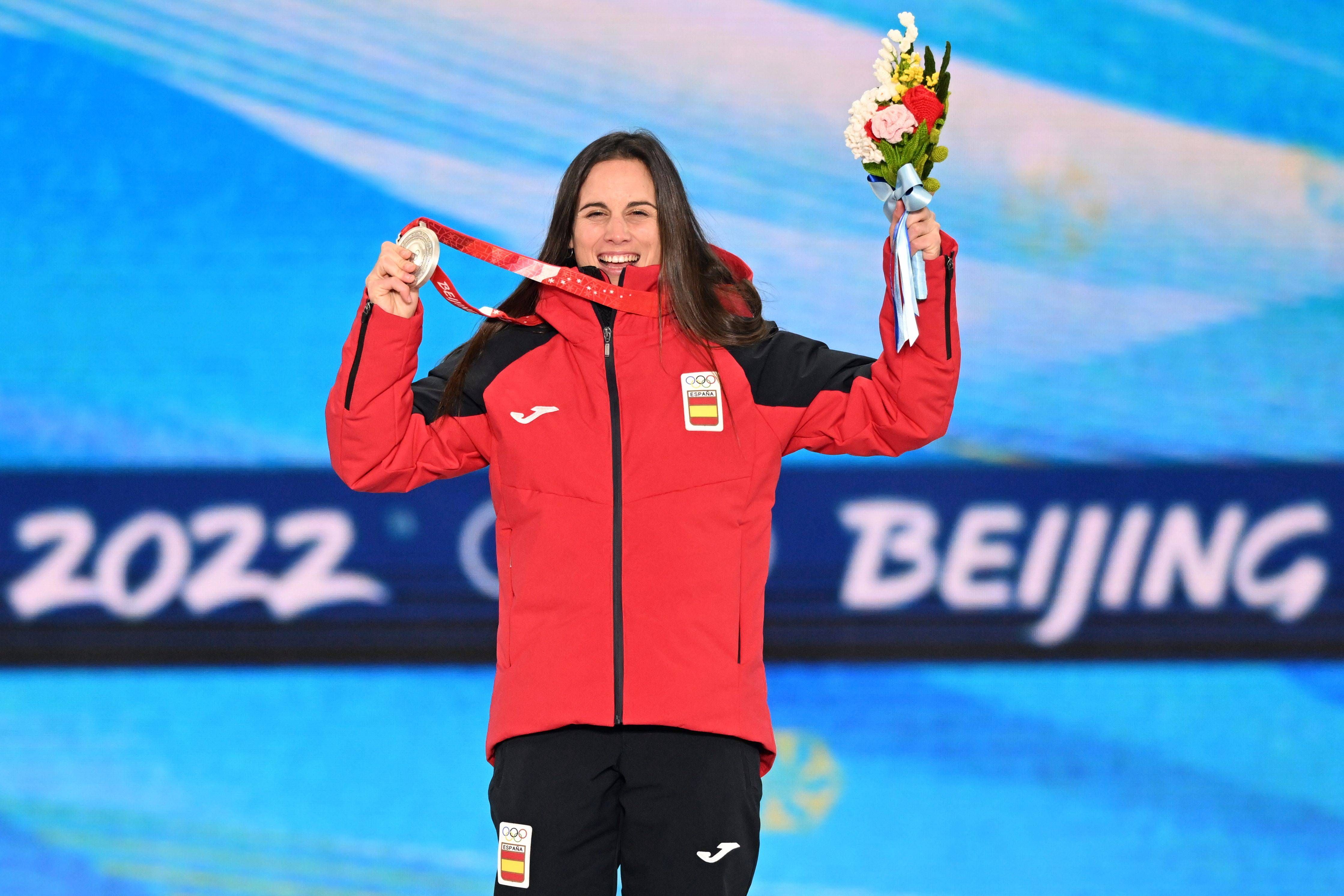 Queralt Castellet, posando con la medalla de plata en los Juegos Olímpicos de Pekín 2022.