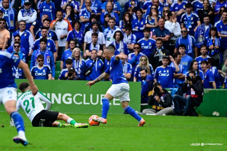  Santi Cazorla conduce el balón en el Racing-Real Oviedo.