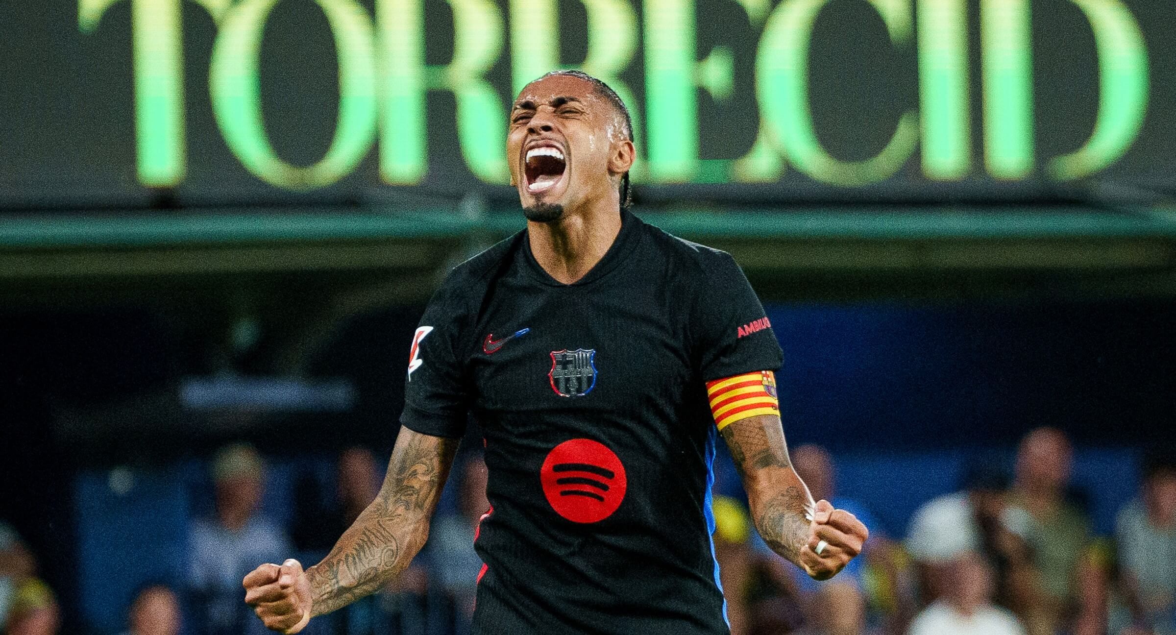  Raphinha celebrando uno de sus goles en La Cerámica.