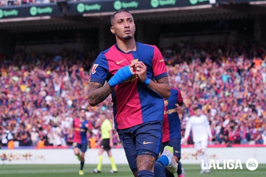 Raphinha celebra un gol en el Barcelona-Real Madrid.