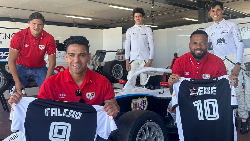 Jugadores del Rayo Vallecano, en el box del Campos Racing.