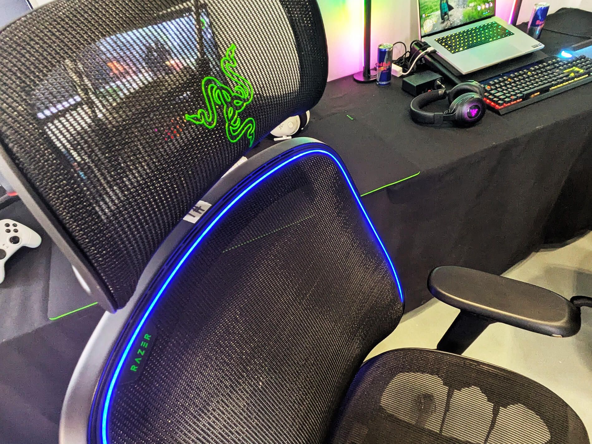 Cuando el led es azul, el aire sale muy fresquito.