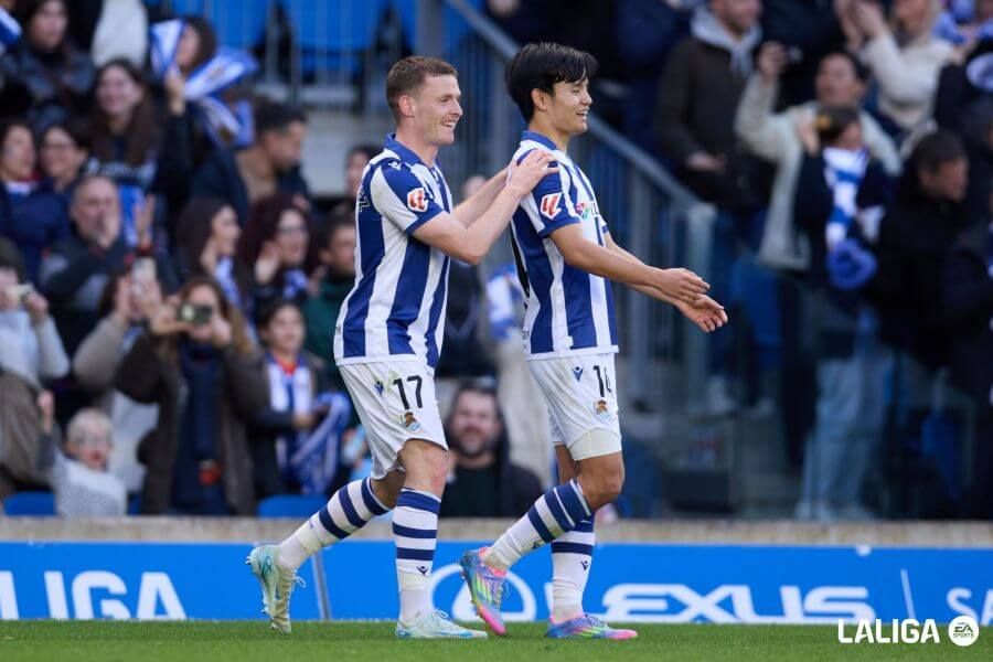  Sergio Gómez celebra con Take Kubo su gol en el Real Sociedad - Real Valladolid.