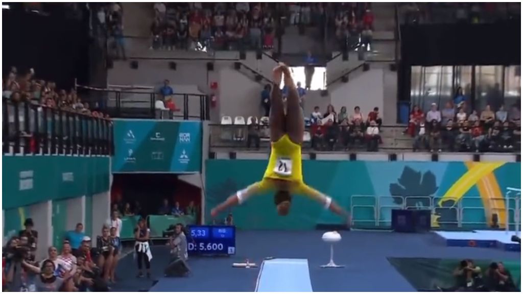  Rebeca Andrade, en pleno salto.