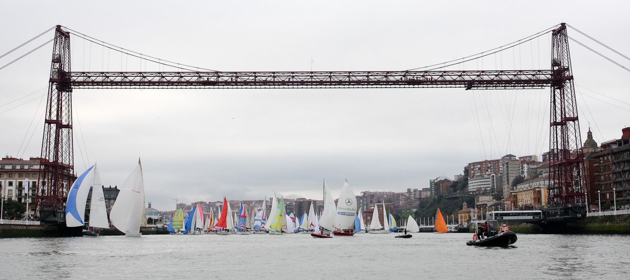  El paso por el Puente Bizkaia volvió a ser lo más espectacular de esta fiesta anual de la vela.