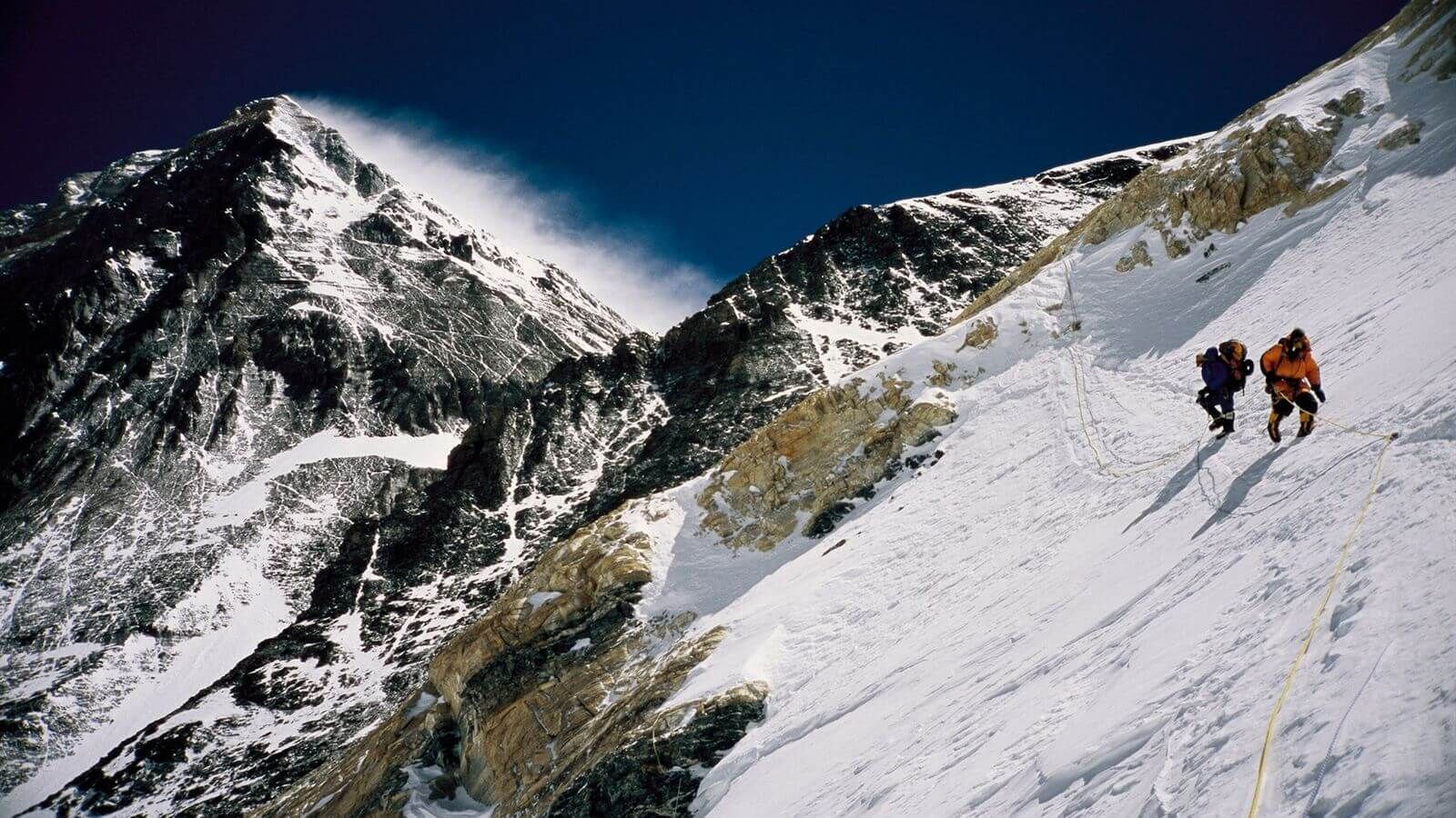 Alpinistas durante una etapa.
