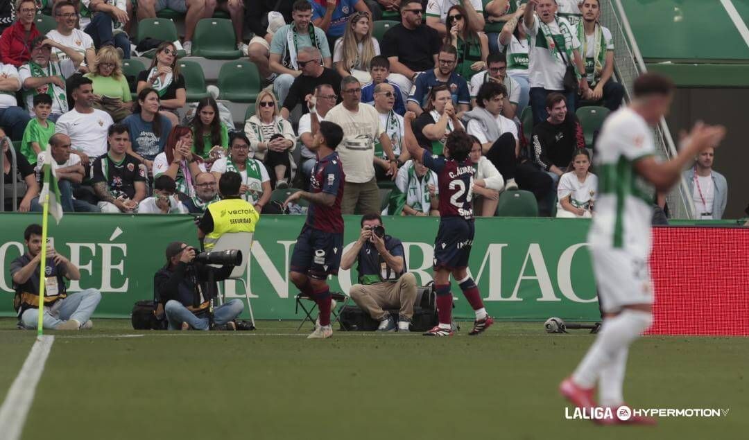 Roger Brugué celebra uno de sus goles en el Elche-Levante.