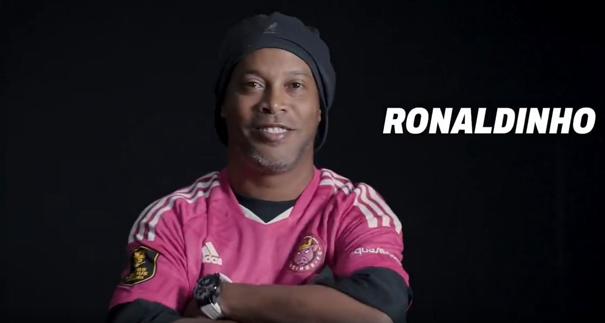  Ronaldinho, con la camiseta del Porcinos de la Kings League.
