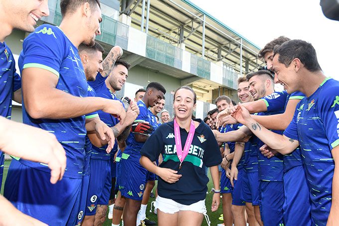  Rosita, homenajeada por la primera plantilla del Betis tras el Europeo sub19 con España.