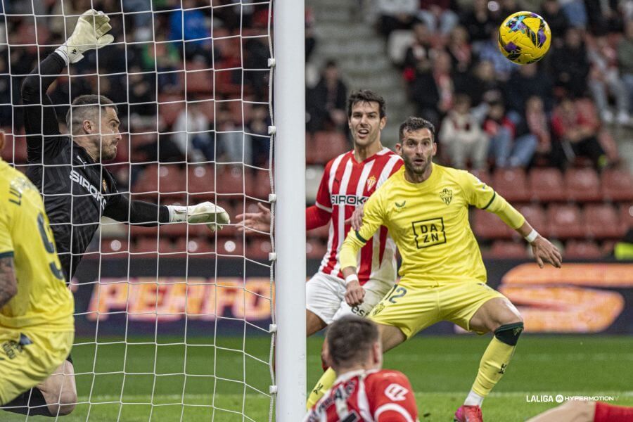 Rubén Yáñez, durante el Sporting de Gijón-Almería.