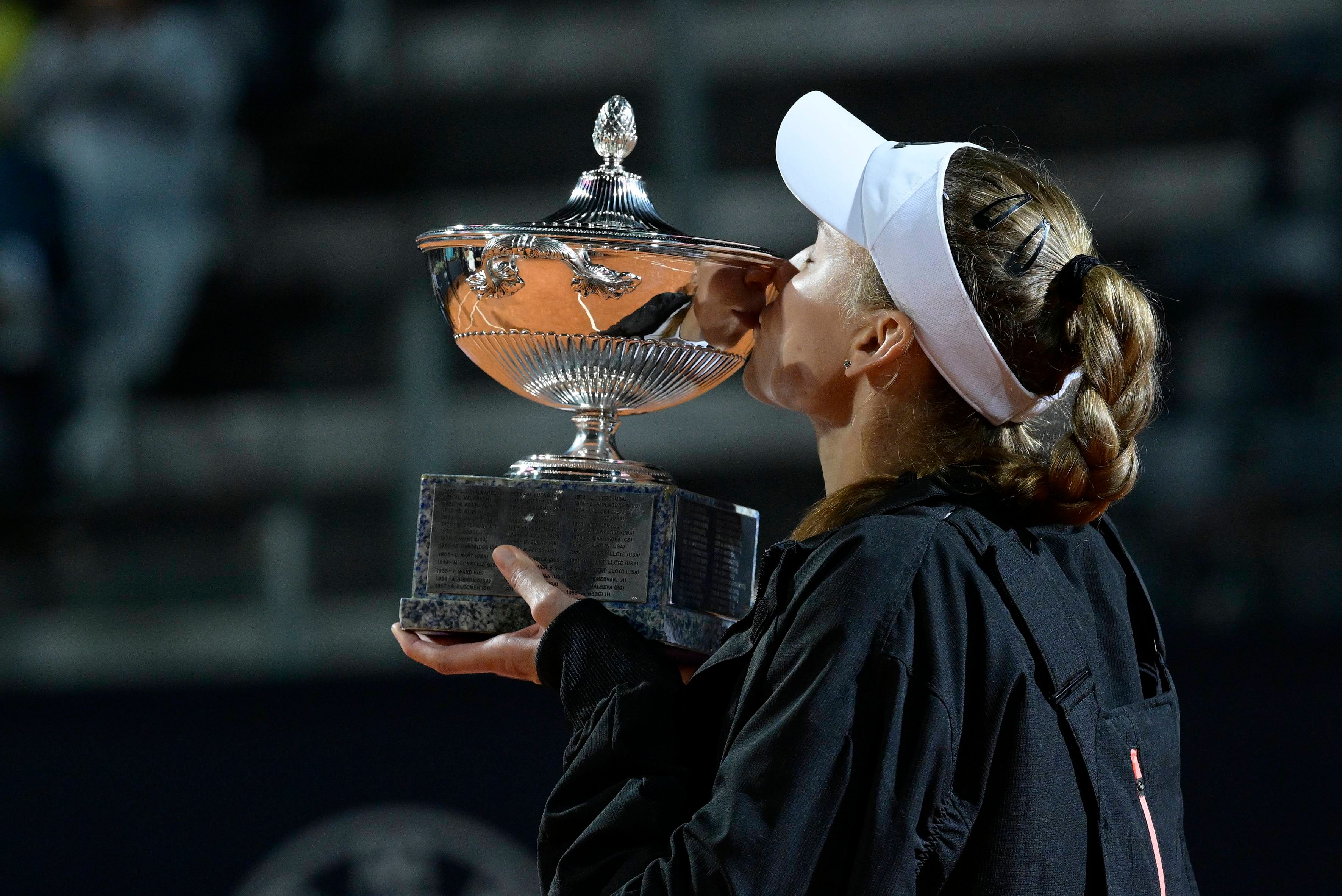  Rybakina besa el trofeo de Roma (Foto:Cordon press)