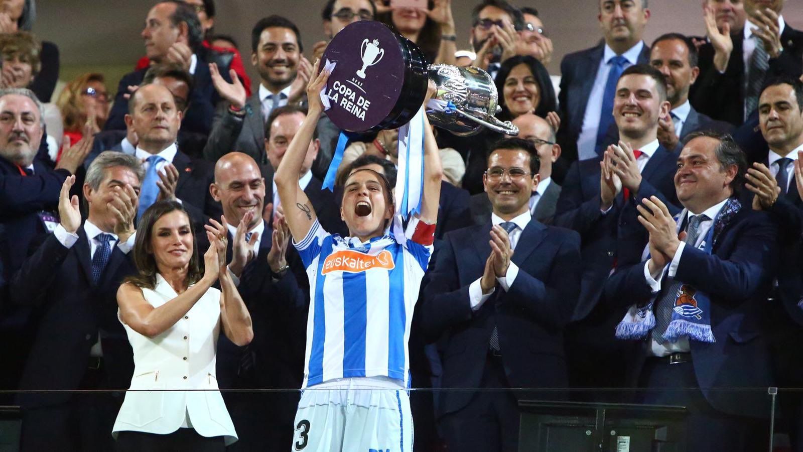  Sandra Ramajo levanta la Copa de la Reina ganada por la Real Sociedad en 2019.