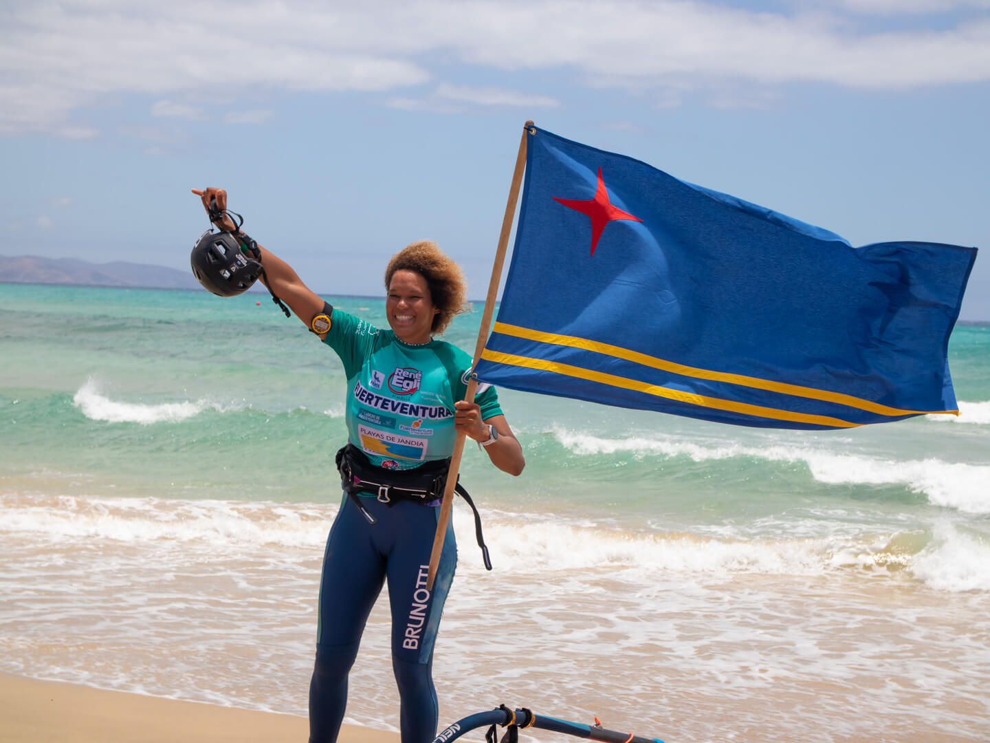 Sarah-Quita Offringa celebra con la bandera de Bonaire.