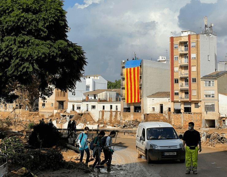  Senyera gigante como símbolo de resistencia contra la DANA