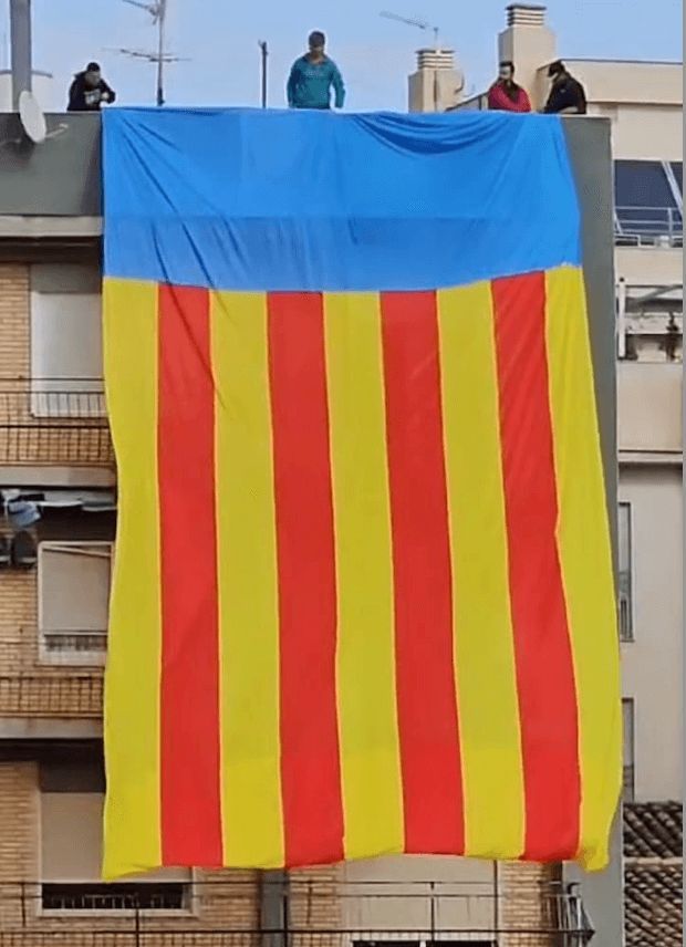  Senyera gigante como símbolo de resistencia contra la DANA y desplegada por la Agrupación de Peñas