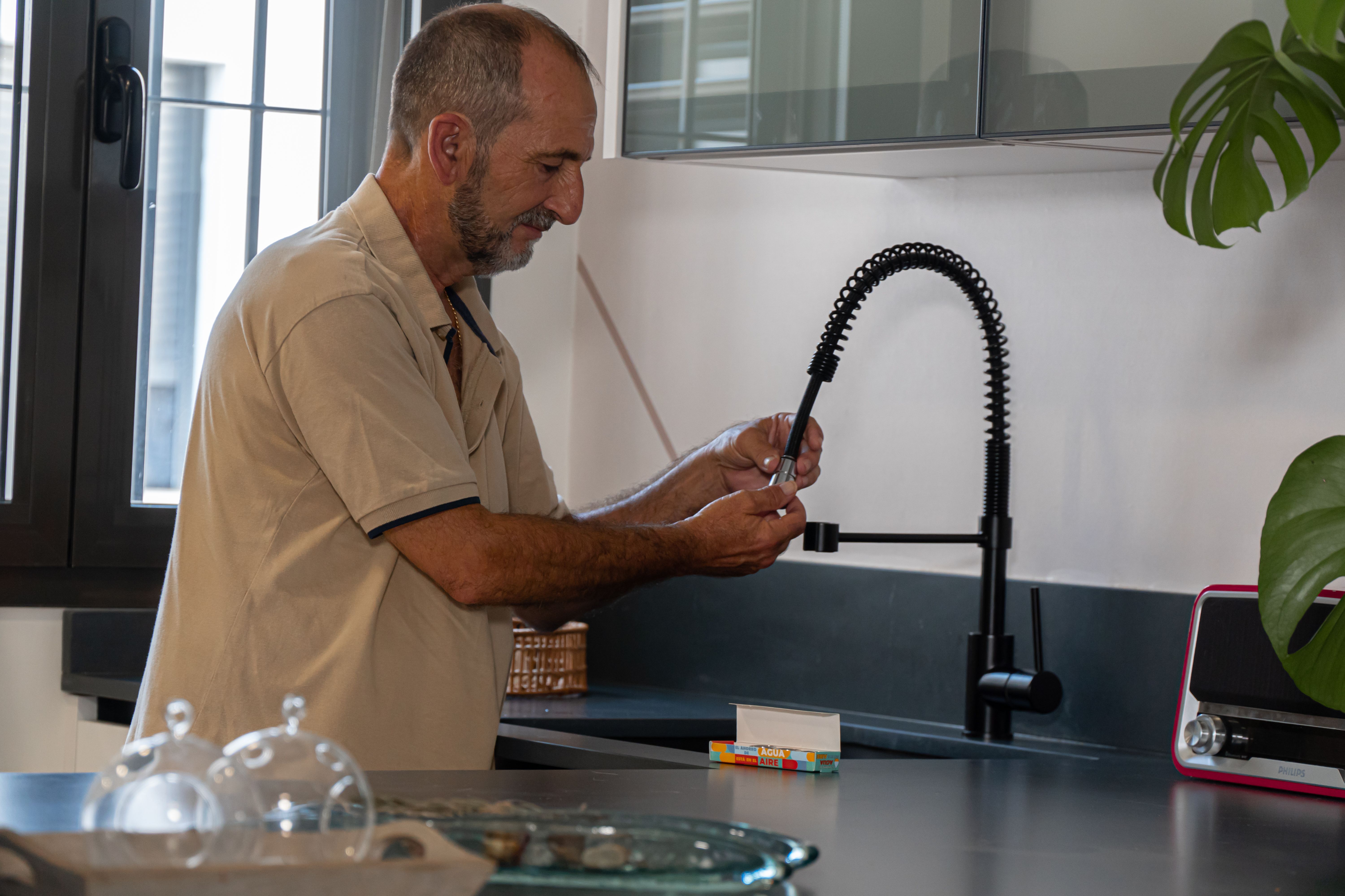 Montaje de un dispositivo ahorrador en un grifo.