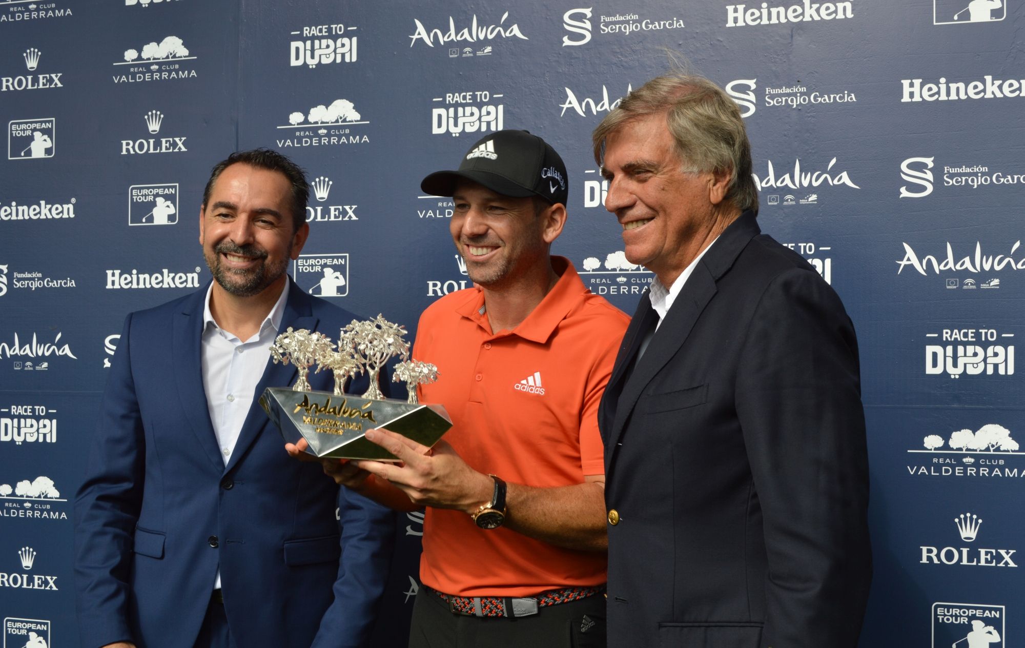  Sergio García posa con el título.