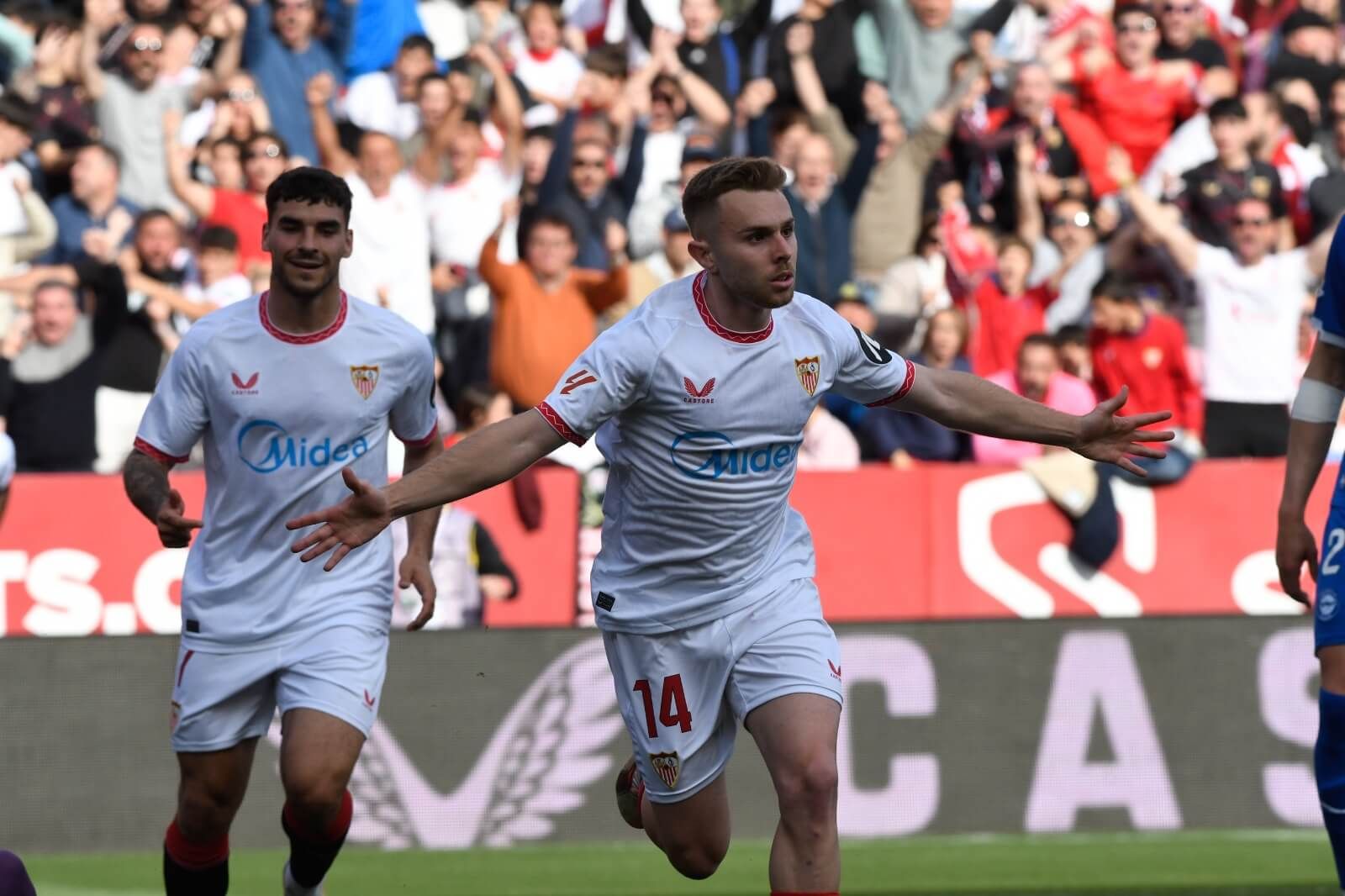 Peque celebra su gol en el Sevilla-Alavés.