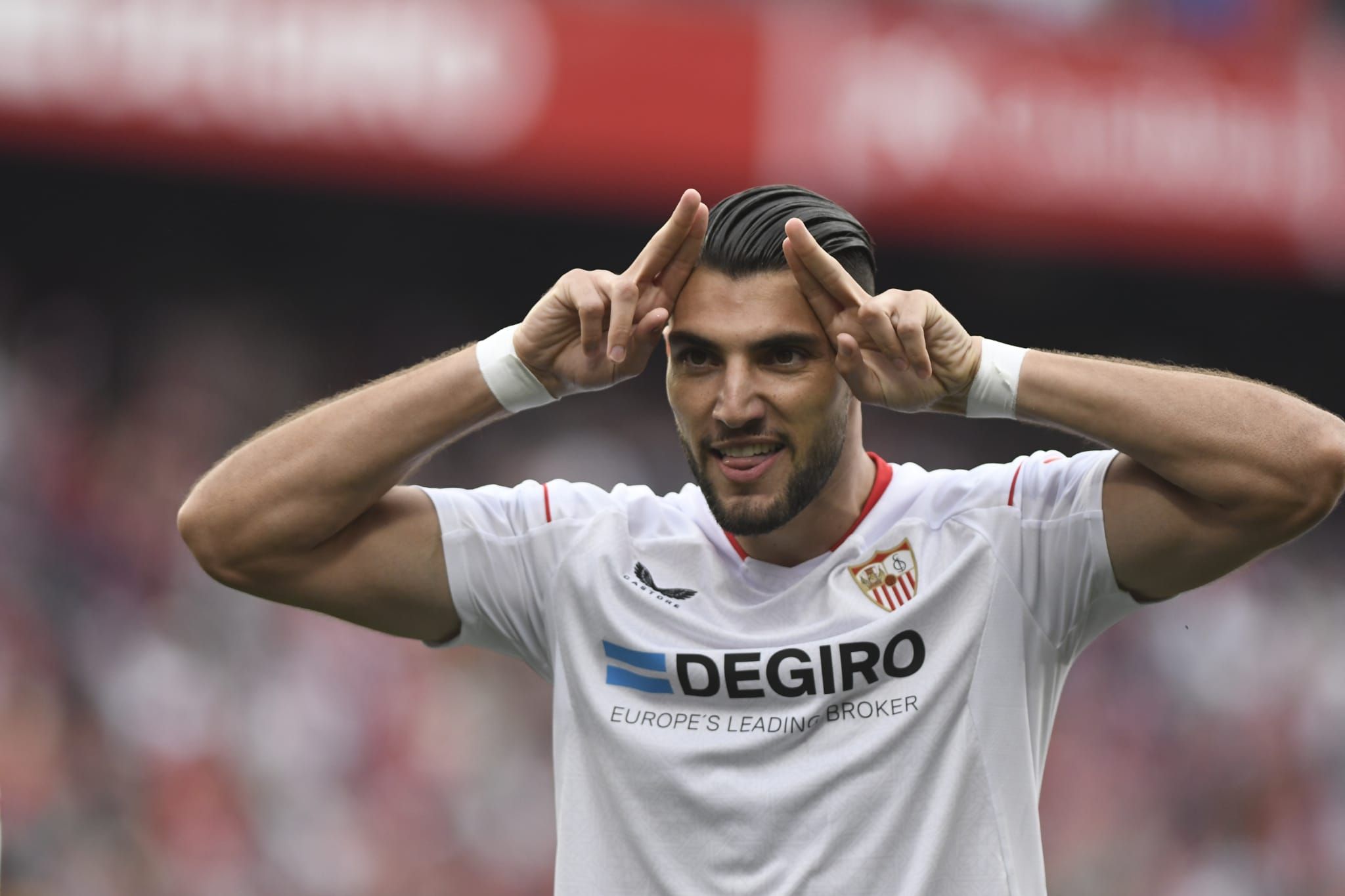  Rafa Mir celebra un gol.