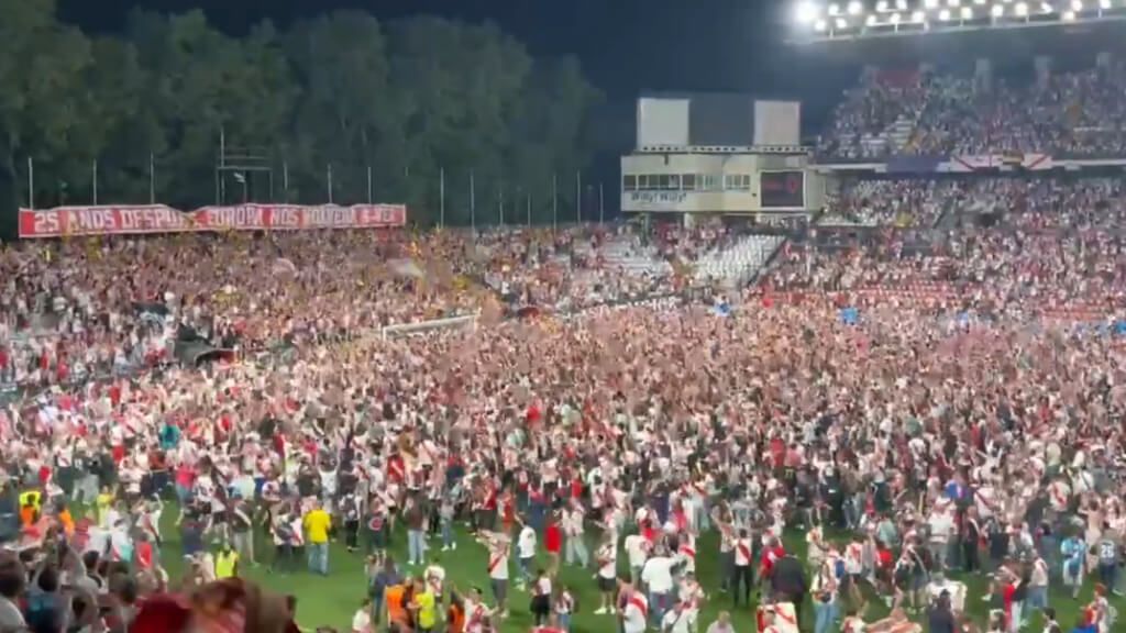  La afición del Rayo Vallecano celebra la clasificación para la Conference League ('X' @sidlowe)