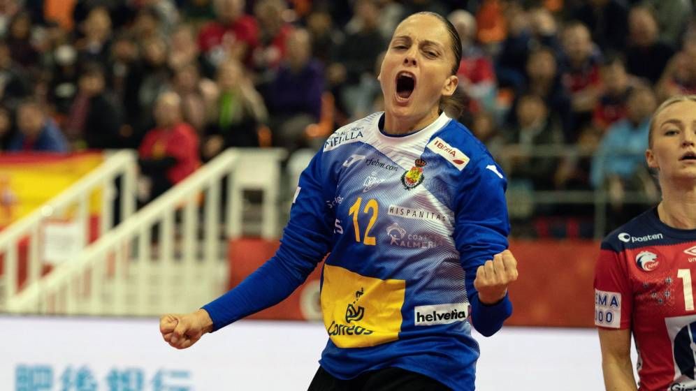  Silvia Navarro celebra una parada durante un partido del Mundial de Japón.