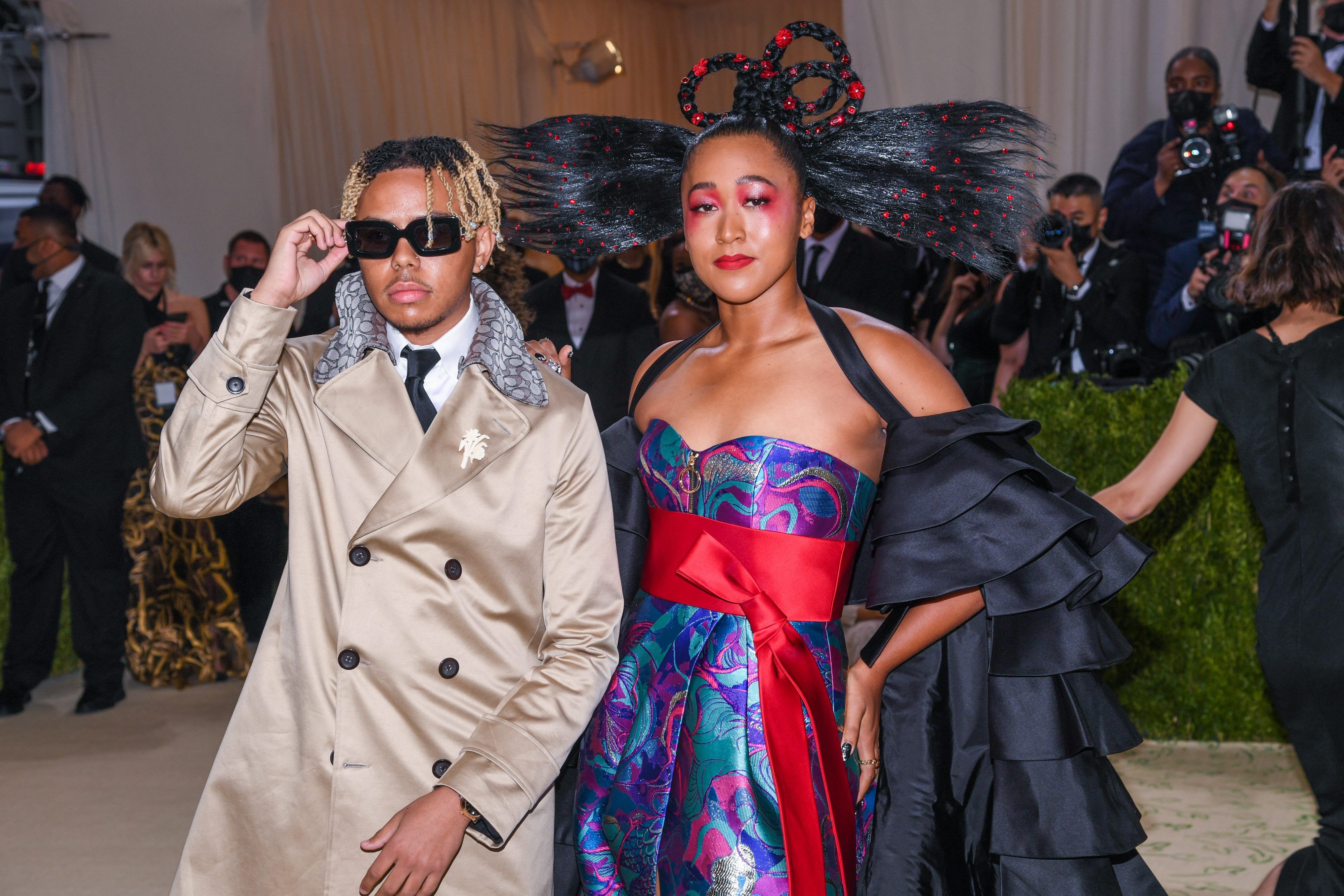  Cordae Amari Dunston y Naomi Osaka caminando por la alfombra roja en la Gala del Instituto de Vestuario del Museo Metropolitano de Arte 2021