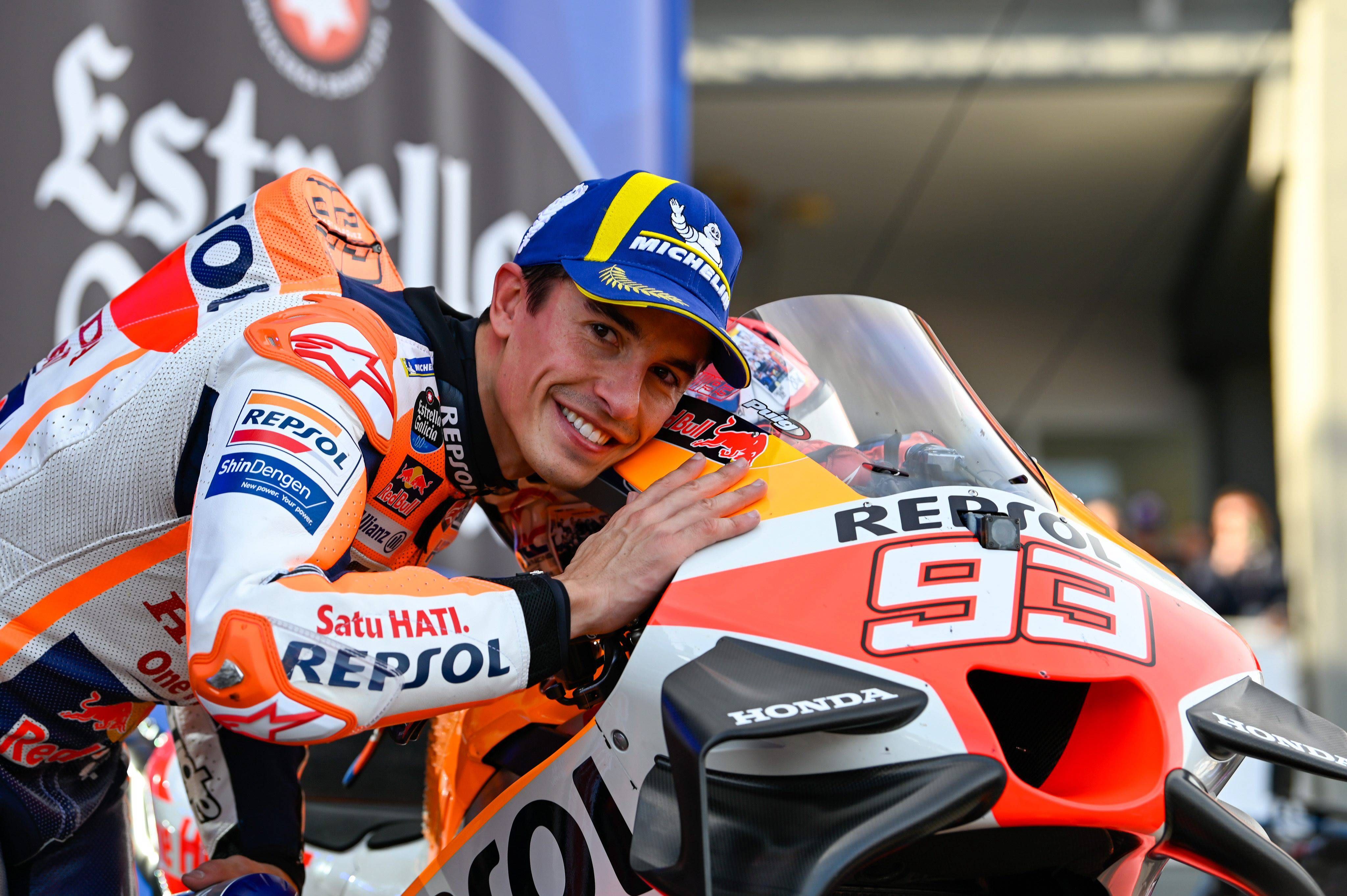 Marc Márquez, celebrando el podio en la sprint de Valencia.