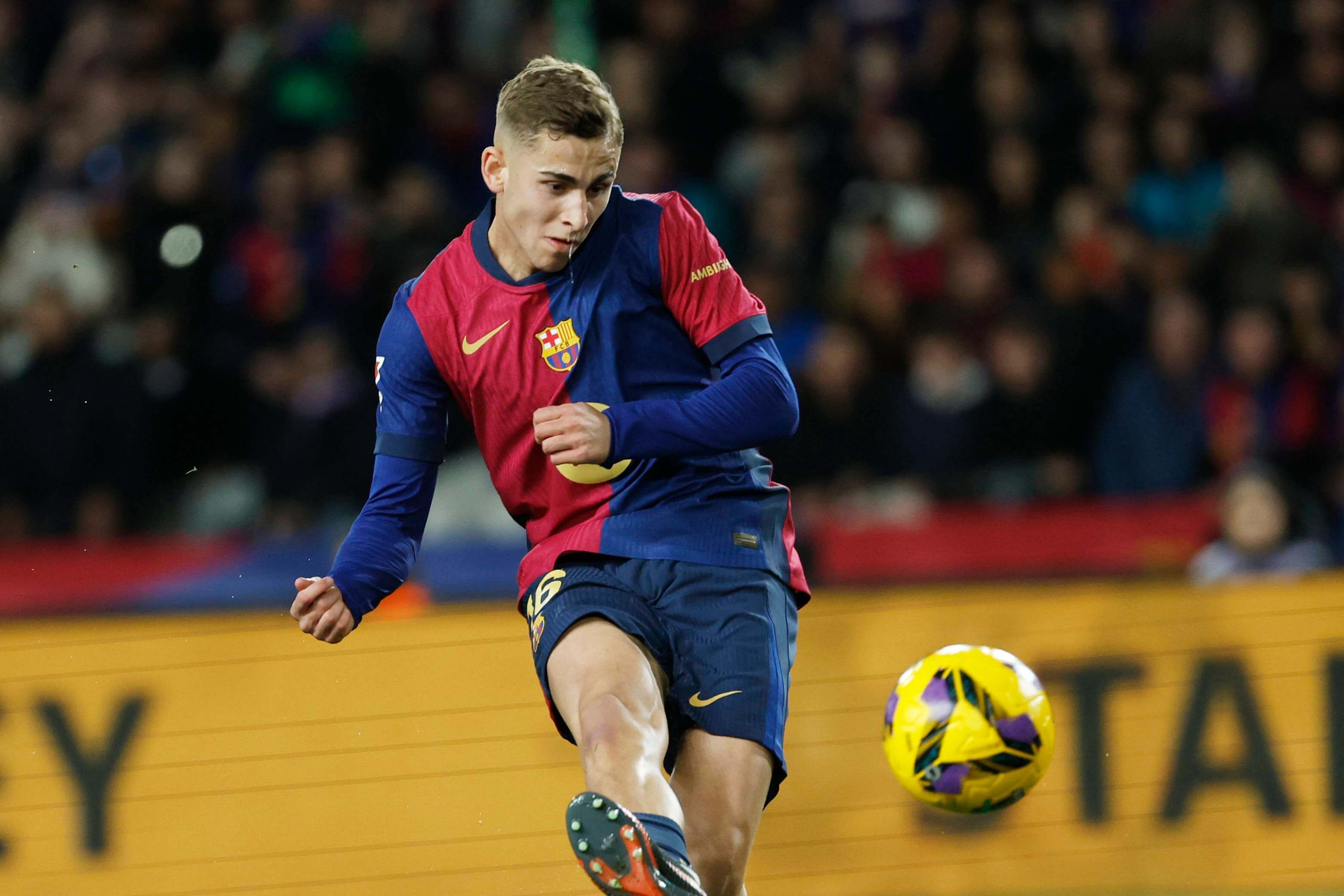  Fermín López definiendo en el Barcelona - Valencia (Cordon Press)